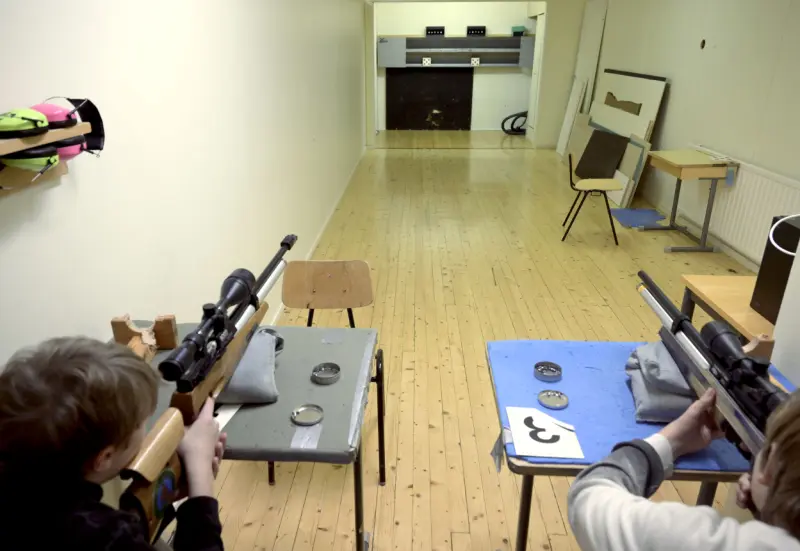 Träffsäkra juniorer skjuter med luftgevär