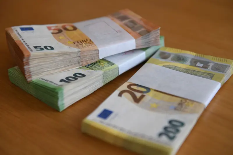 Tio får dela på 60.000 euro