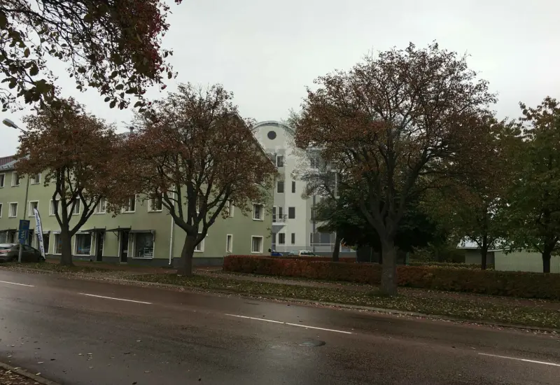 Byggkrav gör att han vill sälja sin centrumtomt till staden