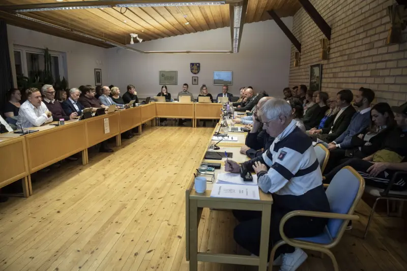 Fullmäktige vill minska nedskärningarna inom skolan