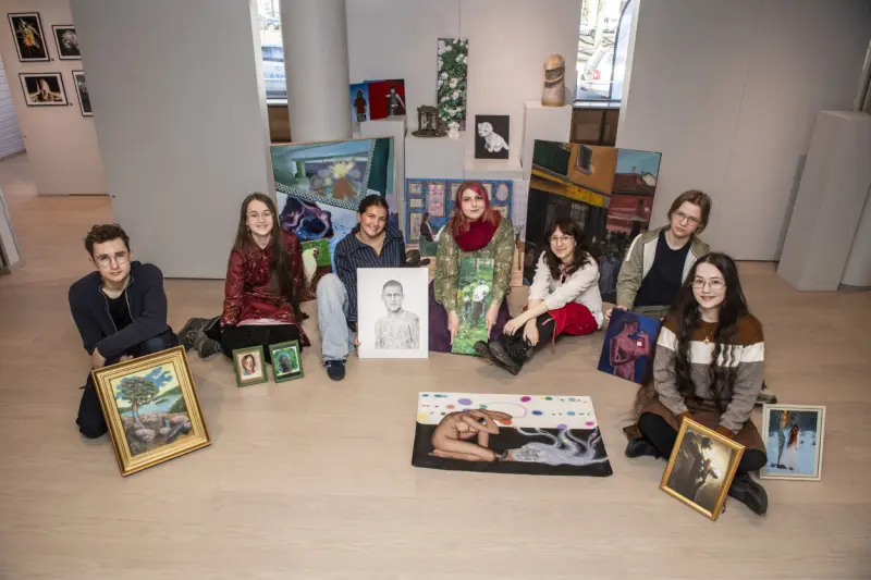 Unga konstnärer redo för vernissagen på söndag