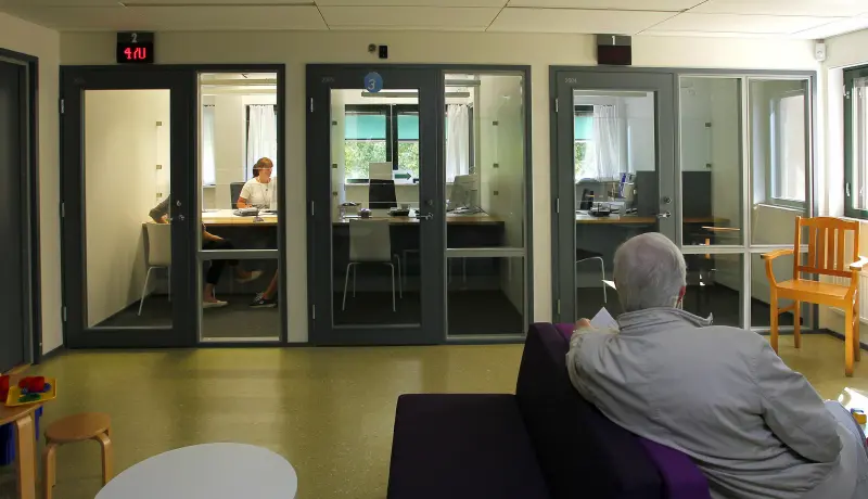 LR-kritik mot arbetsuppgifter på finska