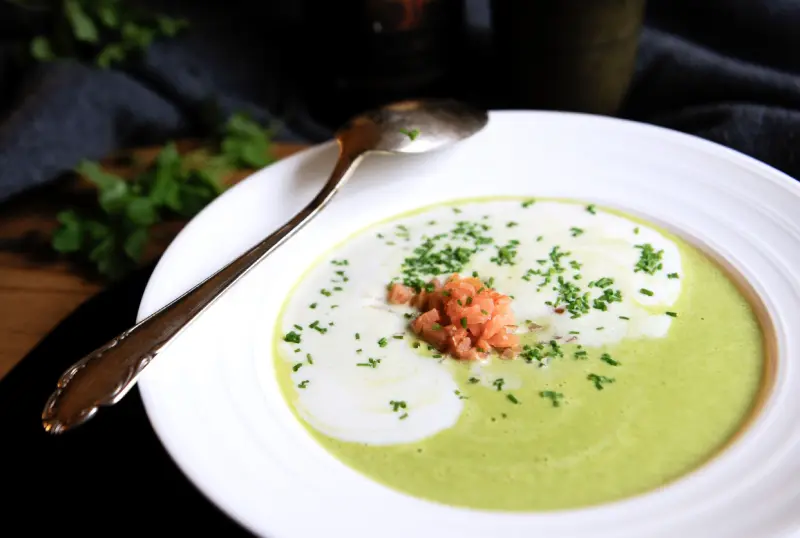 Vårgrön elegans på en tallrik