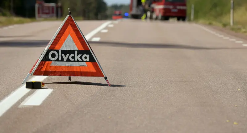 Bil körde av Lemlandsvägen