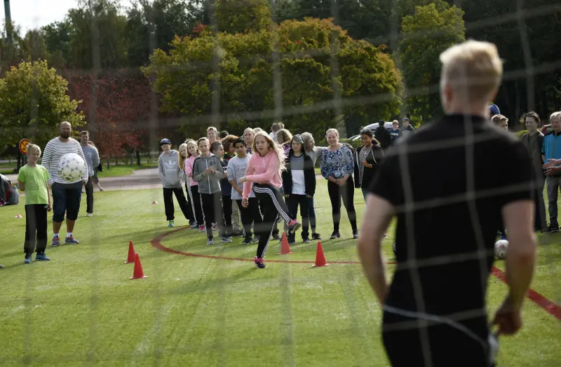 Buskörning på Strandnäs konstgräs
