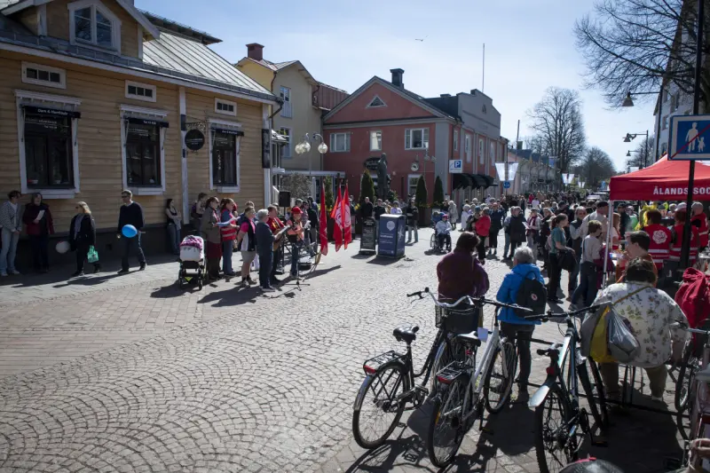 Folkfest i ett Mariehamn som sjöd av liv och rörelse