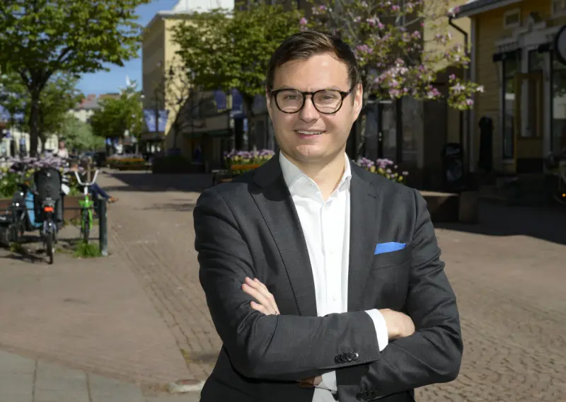 Han ska locka ålänningarna till valurnorna