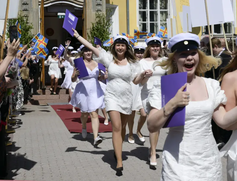 Bildspel: Studenterna möttes av blommor, plakat och jubel vid utspringet