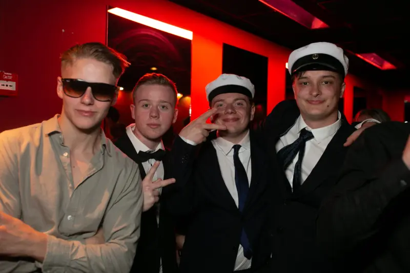 Galen festkväll när examen firades på krogen