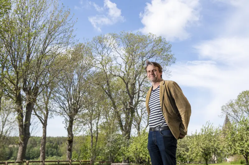 Jon delar sitt arbete mellan kyrkan och äppelträdgården