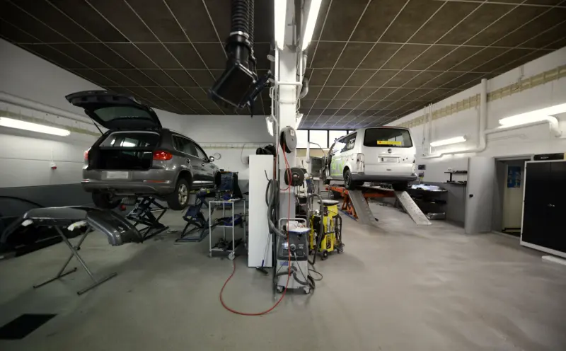Orimligt att behöva ta färjan för att serva bilen