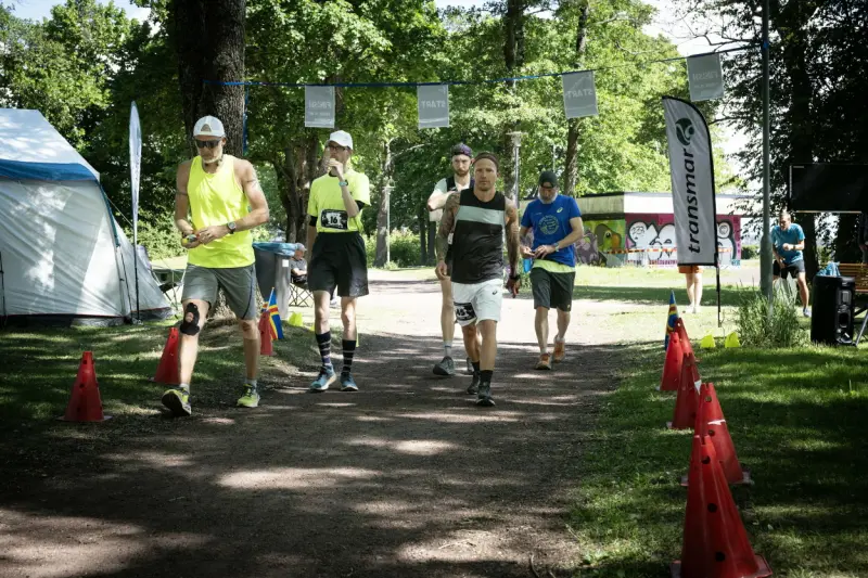Två hemmalöpare på pallen i backyard ultra