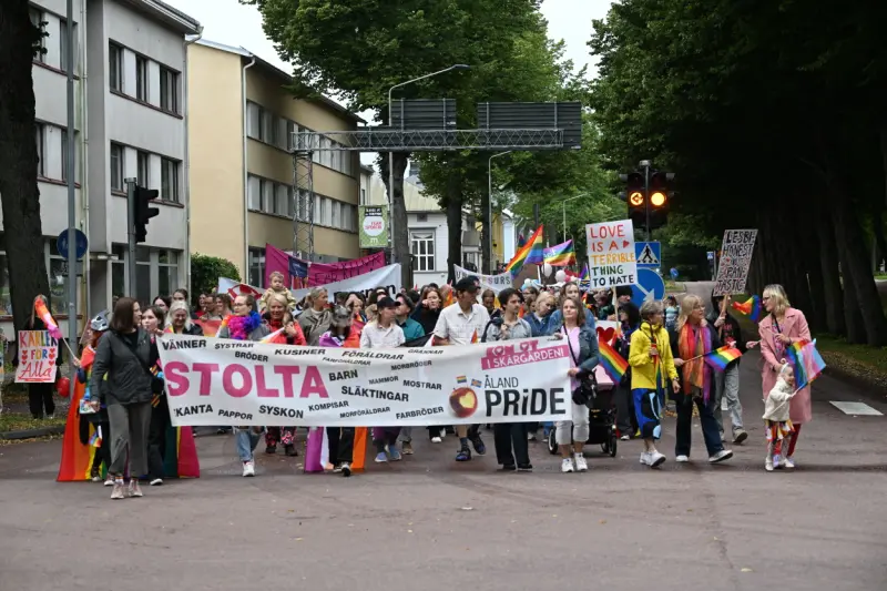 Bildspel: Prideparaden i Mariehamn